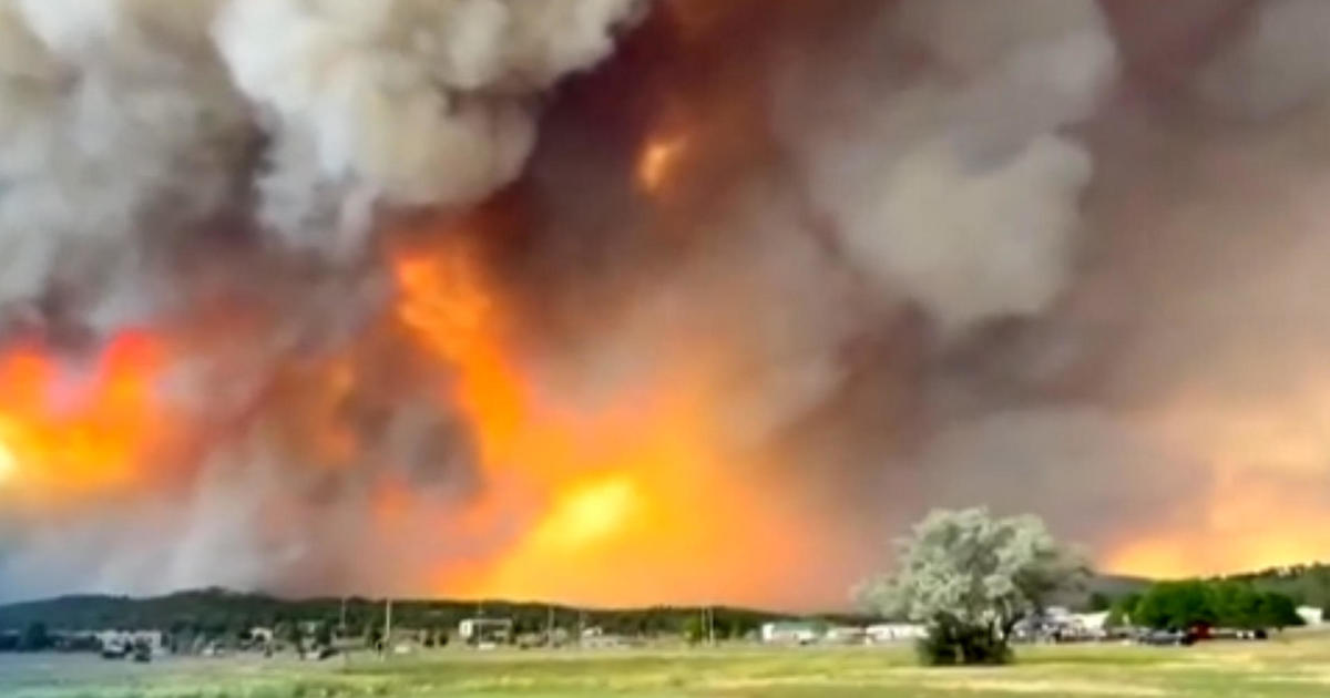 Fast-spreading wildfires force evacuation of New Mexico town