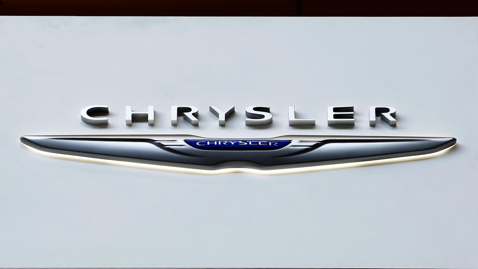 Chrysler recalls more than 211,000 SUVs and pickup trucks due to software malfunction