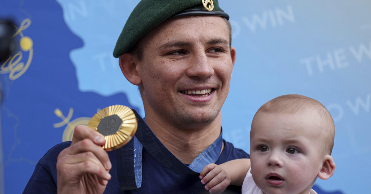 Ukrainian gold medal-winning boxer returns home to lift spirits amid war