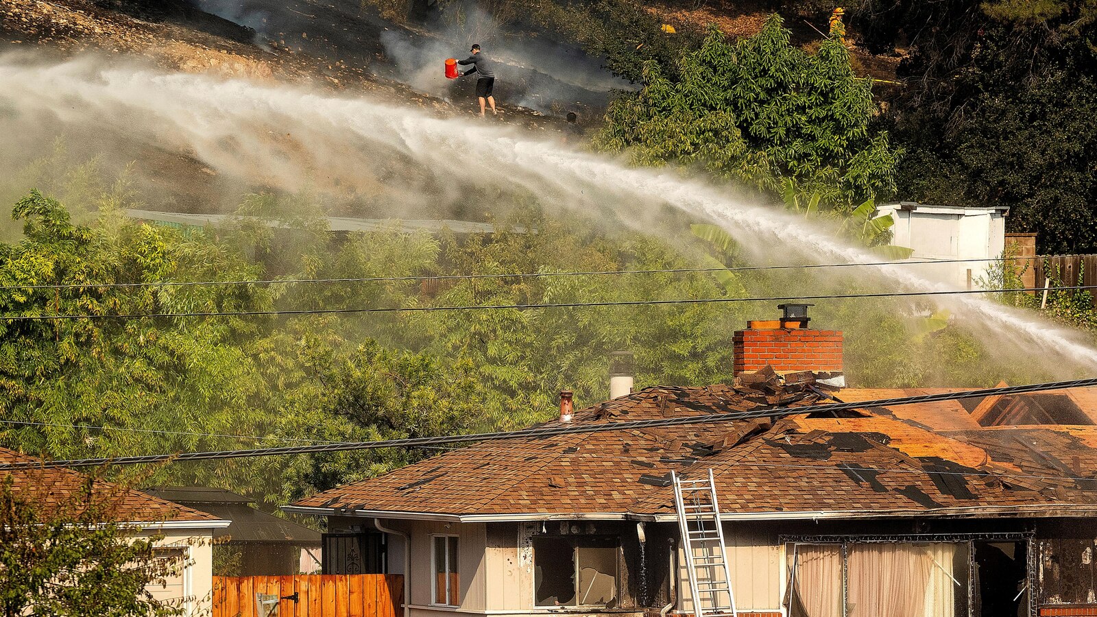 Calmer weather helps contain Oakland, California, fire that forced evacuations