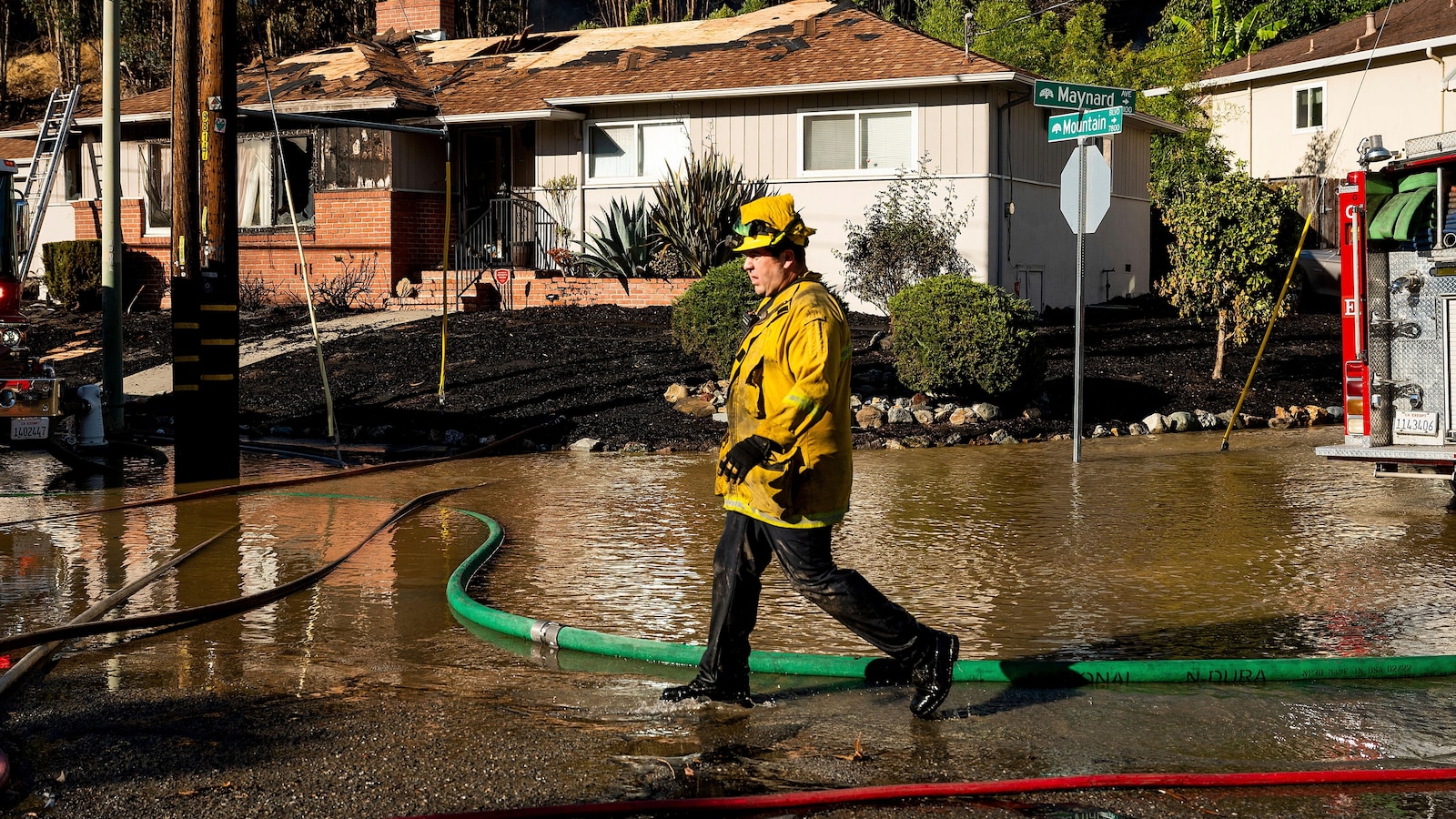 Firefighters battle ‘diablo wind’ to extinguish Oakland fire that burned 2 homes